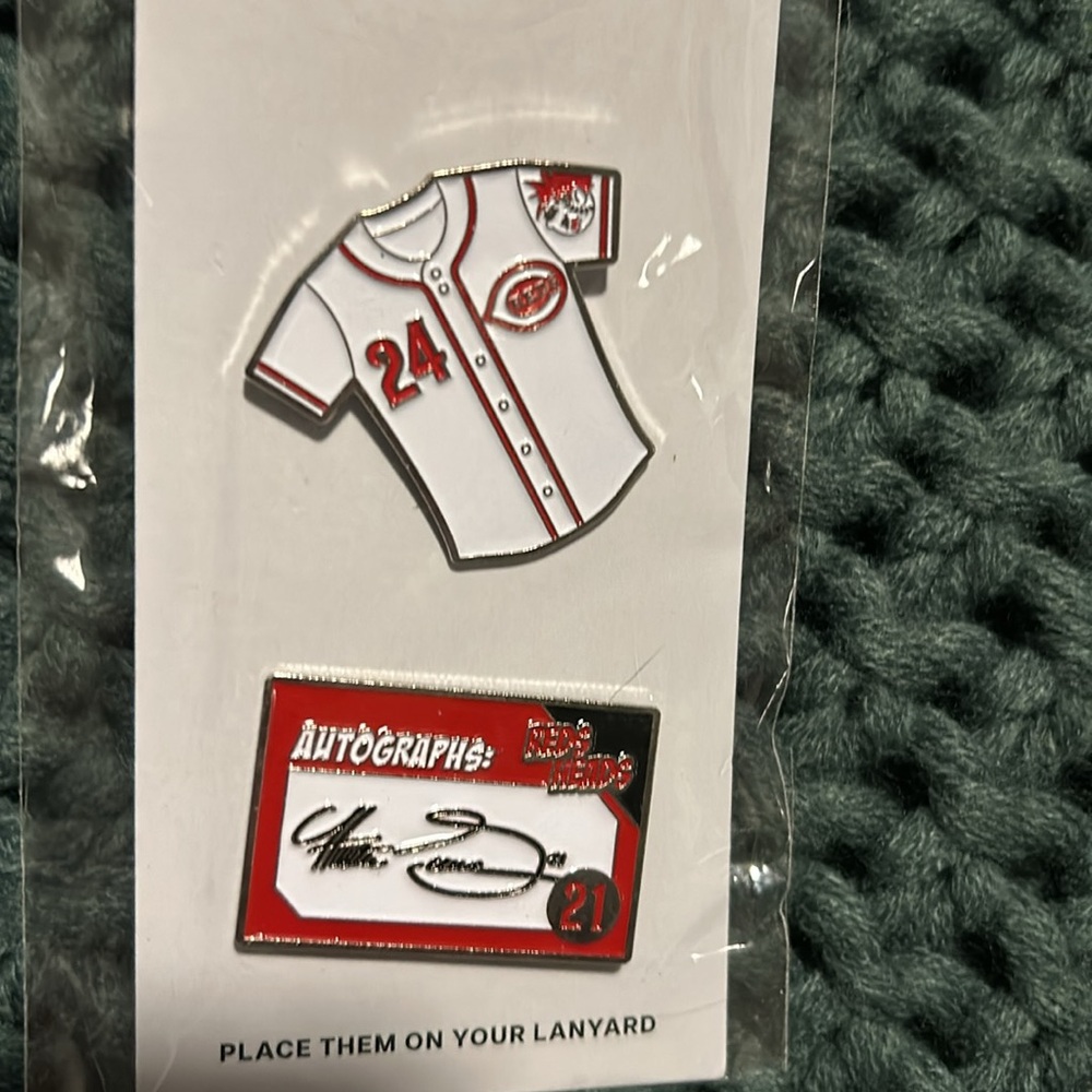 Cincinnati Reds pins - Picture 2 of 3